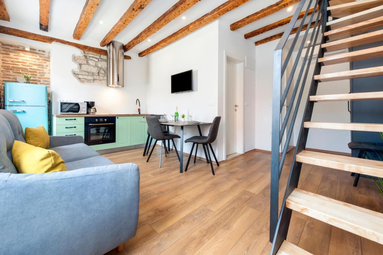 The Yellow House Apartments ロヴィニ エクステリア 写真